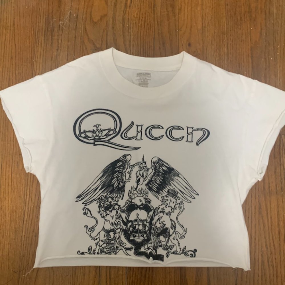 Queen Band Cropped Tee
